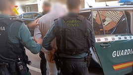 Los agentes descubrieron que el estafador residía en Barcelona.