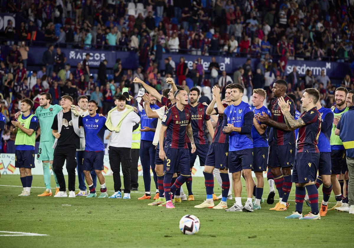 Los jugadores del Levante, celebrando en el Ciutat tras vencer al Albacete.