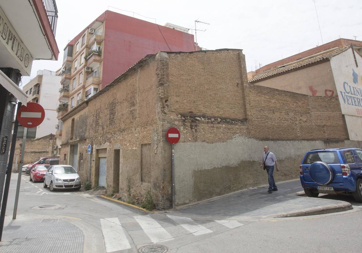 La casa que hace de tapón en la calle Pintor Matarana.