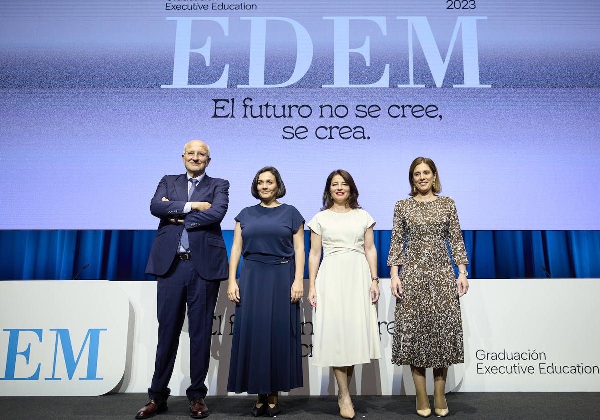 Juan Roig, Adriana Domínguez, Hortensia Roig y Elena Fernández, en el acto de graduación.