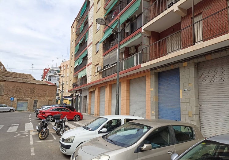 Tramo de Pintor Matarana con las plantas bajas cerradas y la casa al fondo.