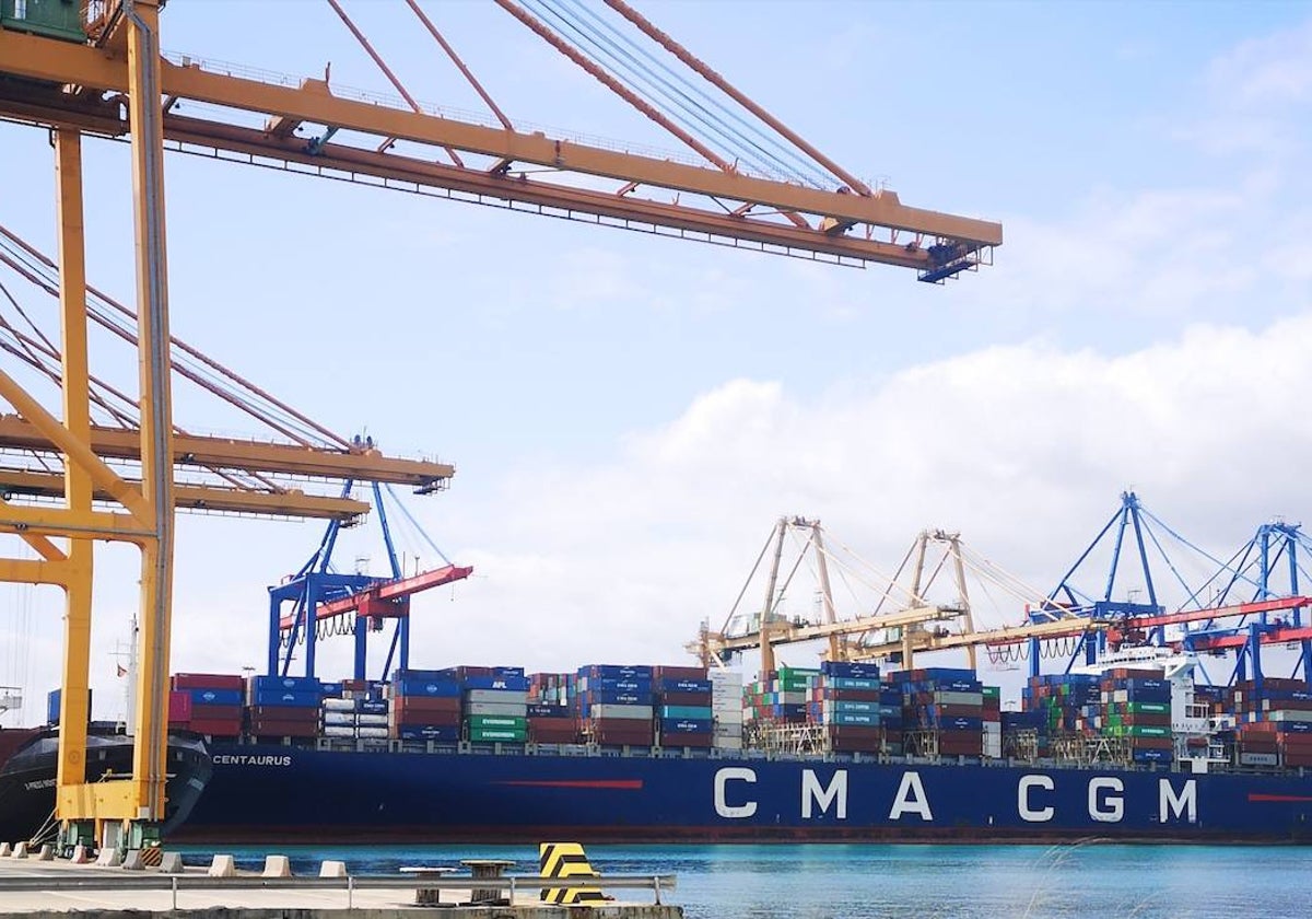 La naviera francesa CMA CGM entra en el puerto de Valencia al comprar el 49% de la terminal de Cosco