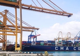 La naviera francesa CMA CGM entra en el puerto de Valencia al comprar el 49% de la terminal de Cosco