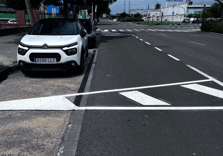 Una de las nuevas plazas pintadas en Tres Forques.