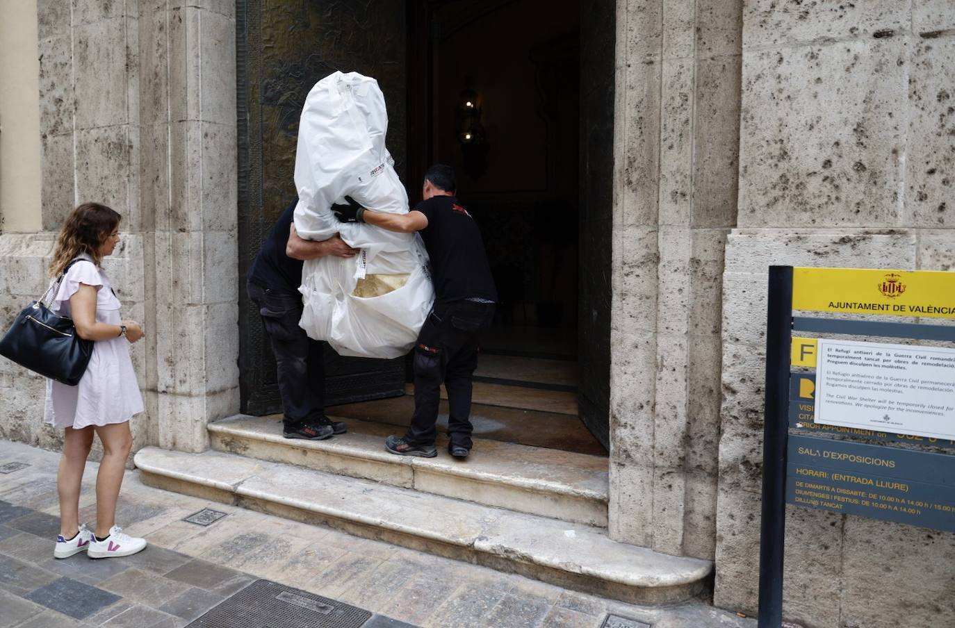 Fotos: la Virgen, trasladada al Museo Municipal de Valencia