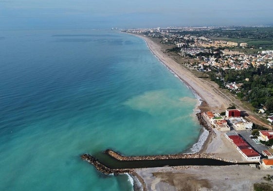 Imagen de la playa de la Almardà en Sagunto.