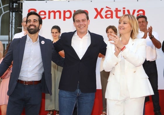 Roger Cerdà (en el centro), junto al secretario de organización del PSPV y la edil Xelo Angulo.