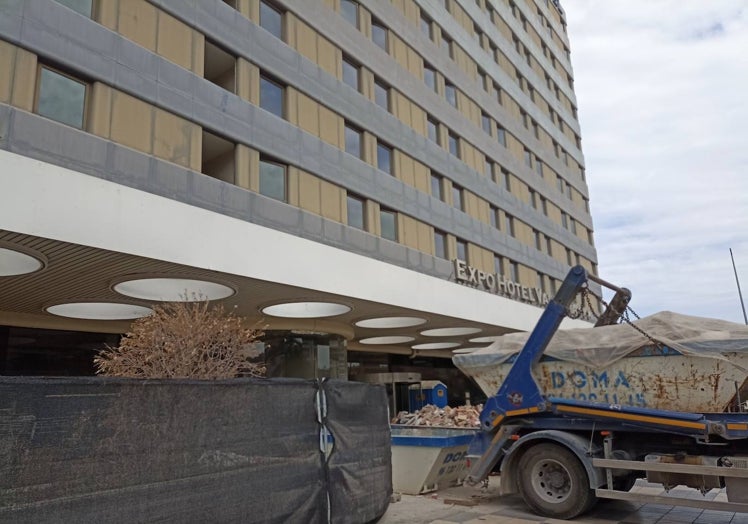 Uno de los camiones que están retirando escombros de la obra del Expohotel.