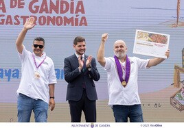 Los cociners de El Hogar del Pescador y el alcalde de Gandia, José Manuel Prieto.