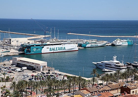 Barcos de Baleària en la estación marítima de Dénia.