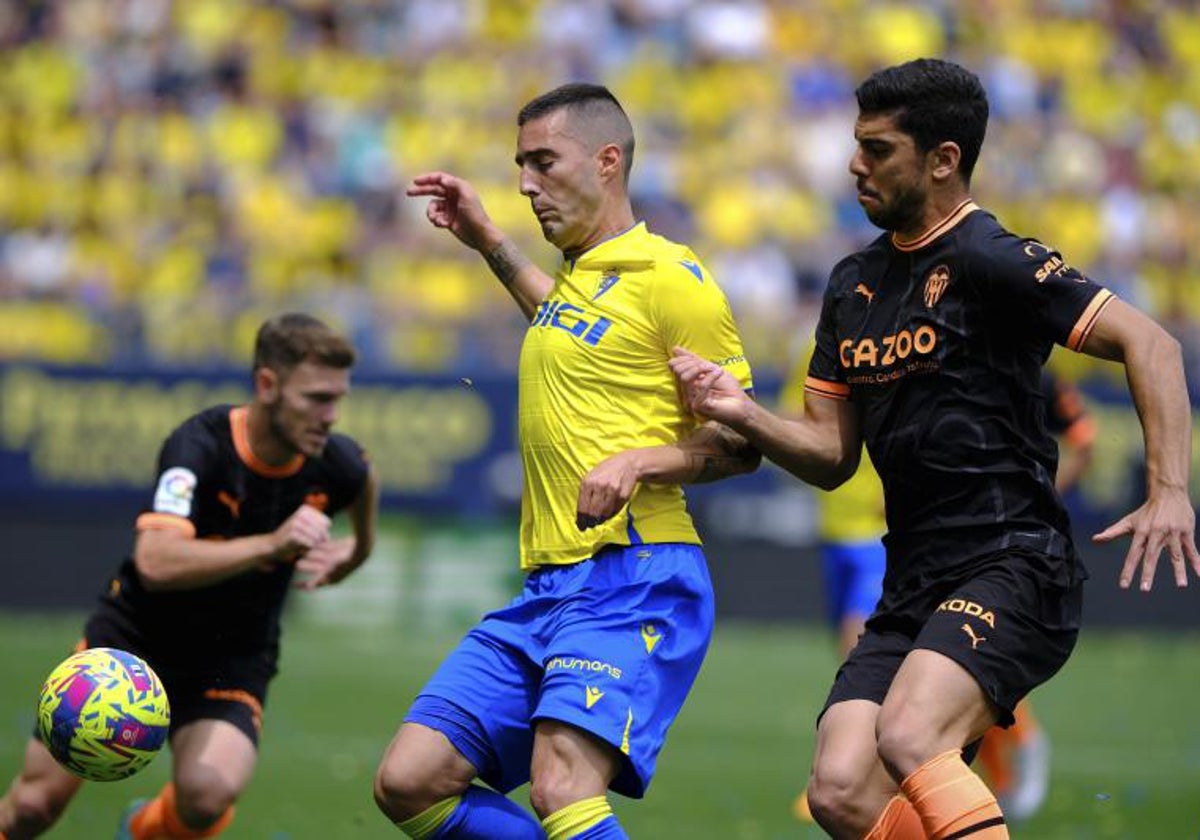 Cenk encima a Sergi Guardiola en el partido disputado en Cádiz esta temporada.