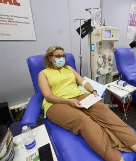 Imagen secundaria 2 - Personal sanitario del Centro de Transfusión de Sangre de la Comunitat Valenciana realizando las pruebas pertinetes a un donante antes de la extración y Rita Fuster y Alfonso Barreña, donantes de sangre.