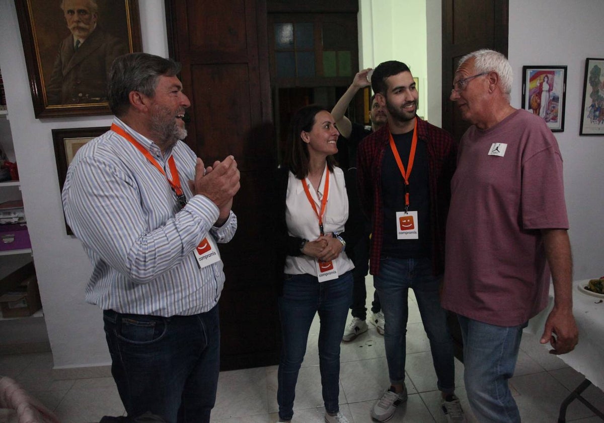 Rafa Carrió, Mª José García y Valen Alcalà junto a Vicent Grimalt.