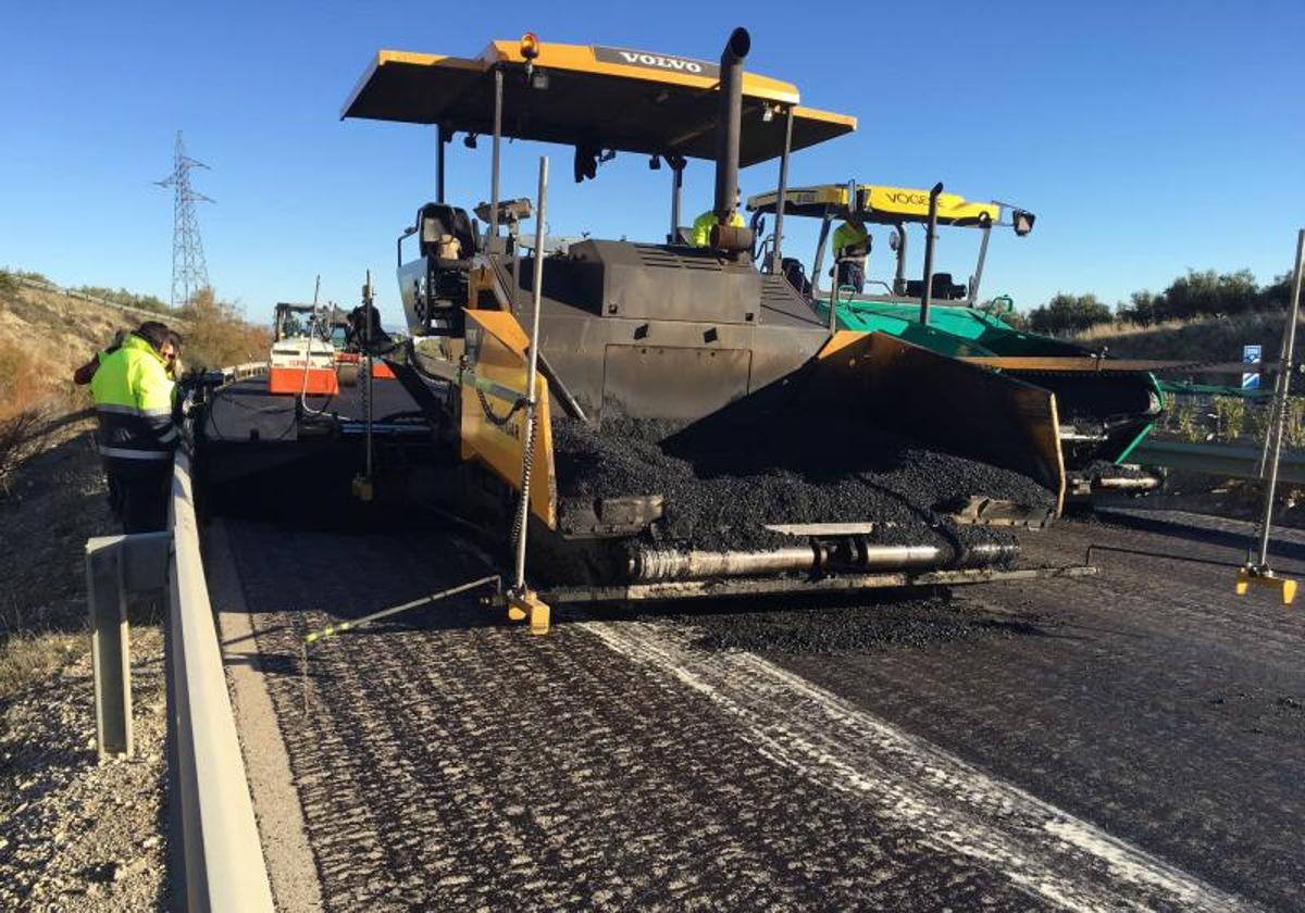 Obras de asfaltado en una carretera, en una imagen de archivo.