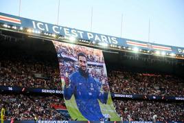 Sergio Rico, en el homenaje que le hicieron en el estadio del PSG.