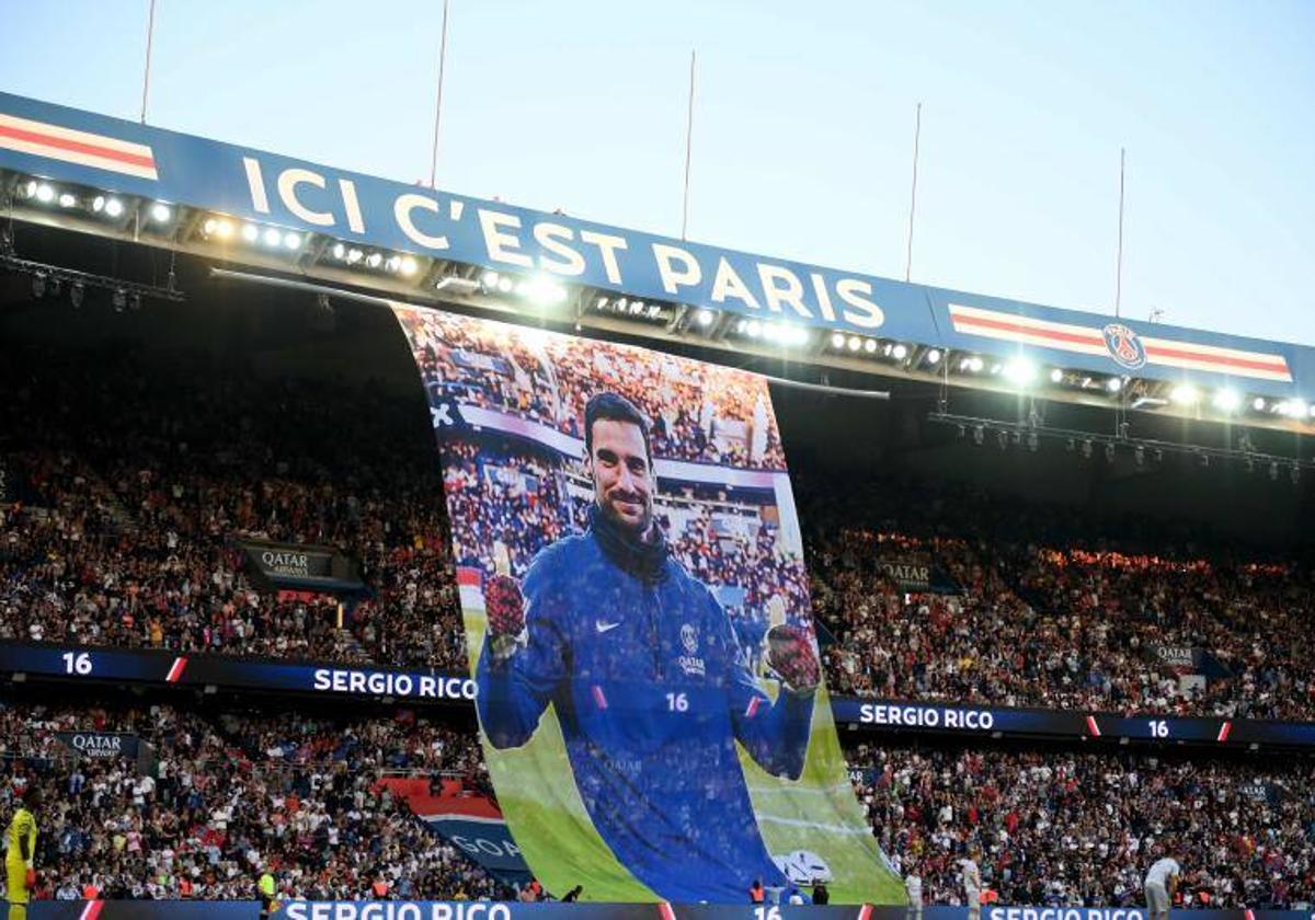 Sergio Rico, en el homenaje que le hicieron en el estadio del PSG.