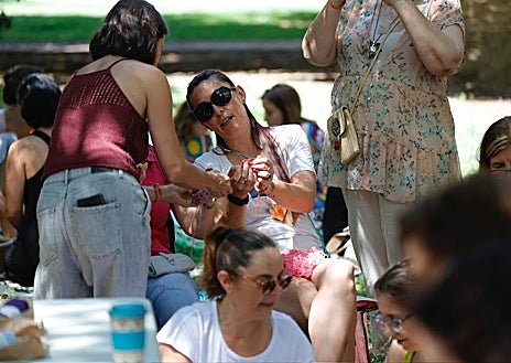 Imagen secundaria 1 - Decenas de personas se han reunido en el cauce del ría para tejer en público.