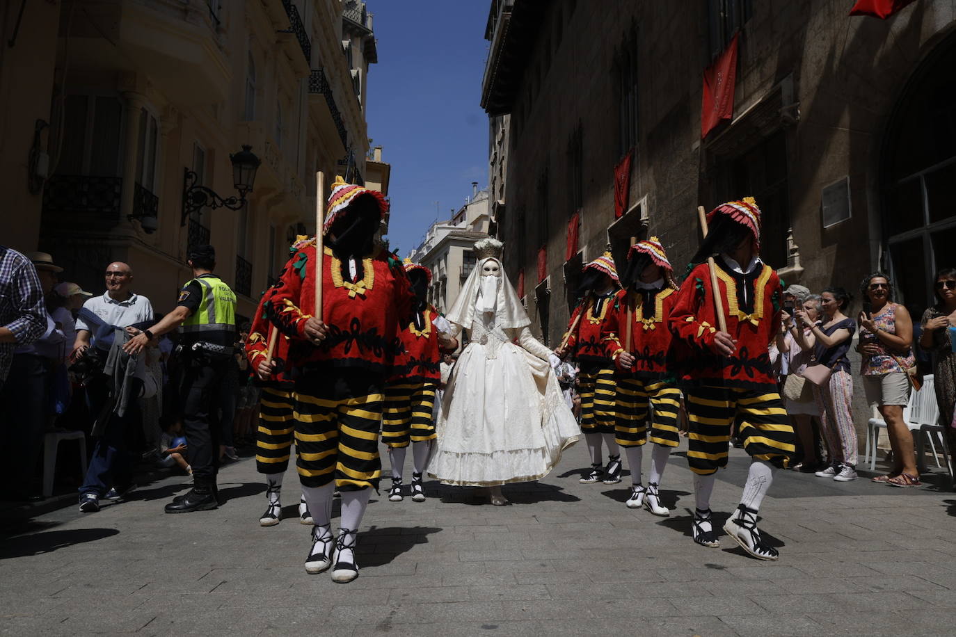 La Cabalgata del Convite llena Valencia de danza, música y color