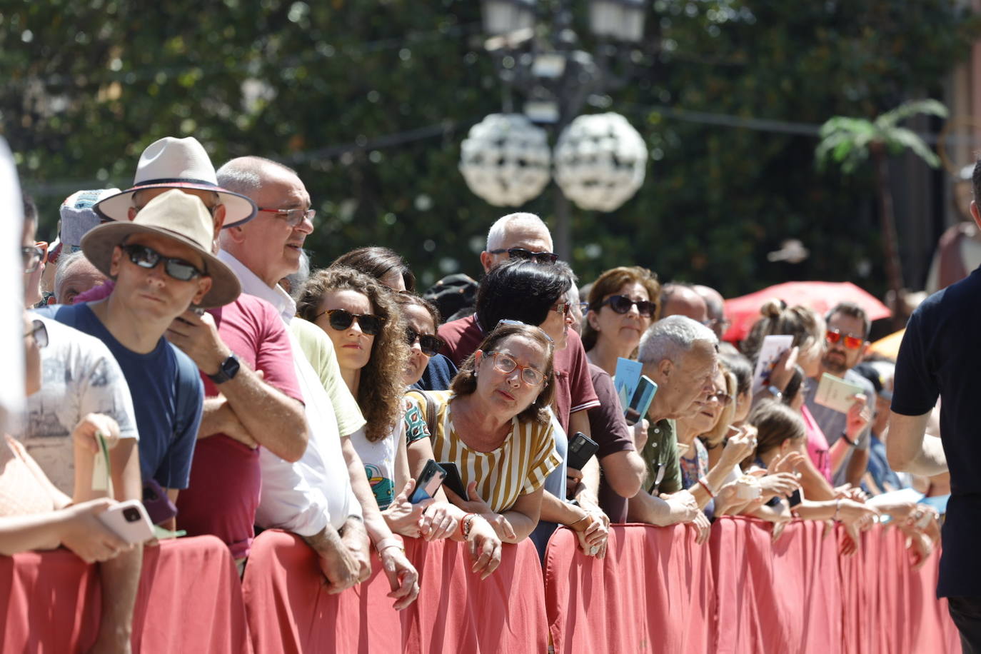 La Cabalgata del Convite llena Valencia de danza, música y color