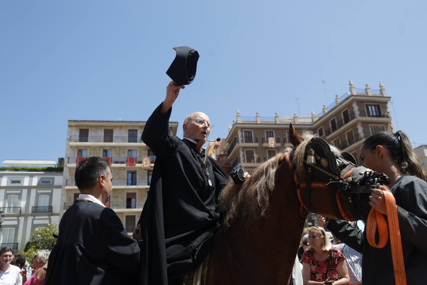 La Cabalgata del Convite llena Valencia de danza, música y color