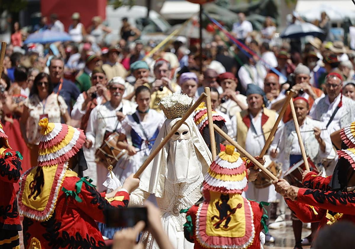 La Cabalgata del Convite llena Valencia de danza, música y color