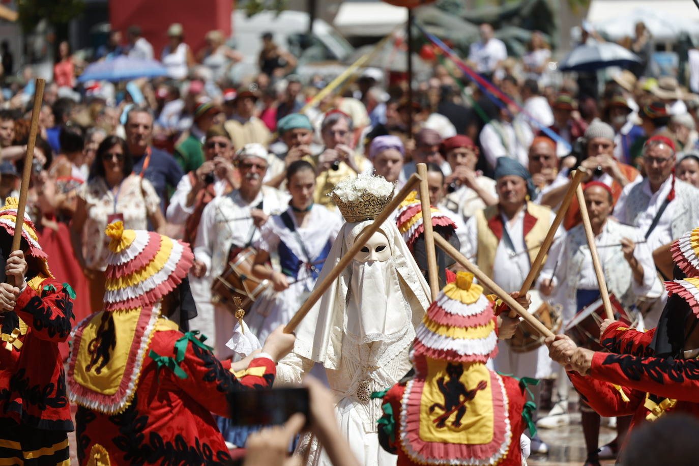 La Cabalgata del Convite llena Valencia de danza, música y color