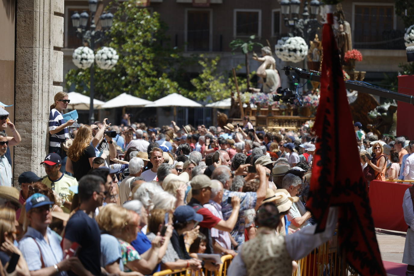 La Cabalgata del Convite llena Valencia de danza, música y color