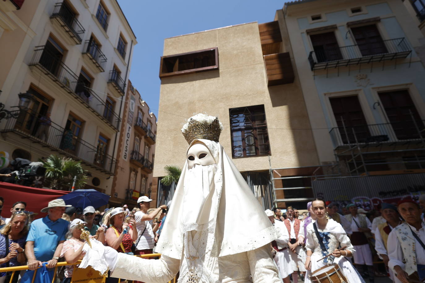 La Cabalgata del Convite llena Valencia de danza, música y color