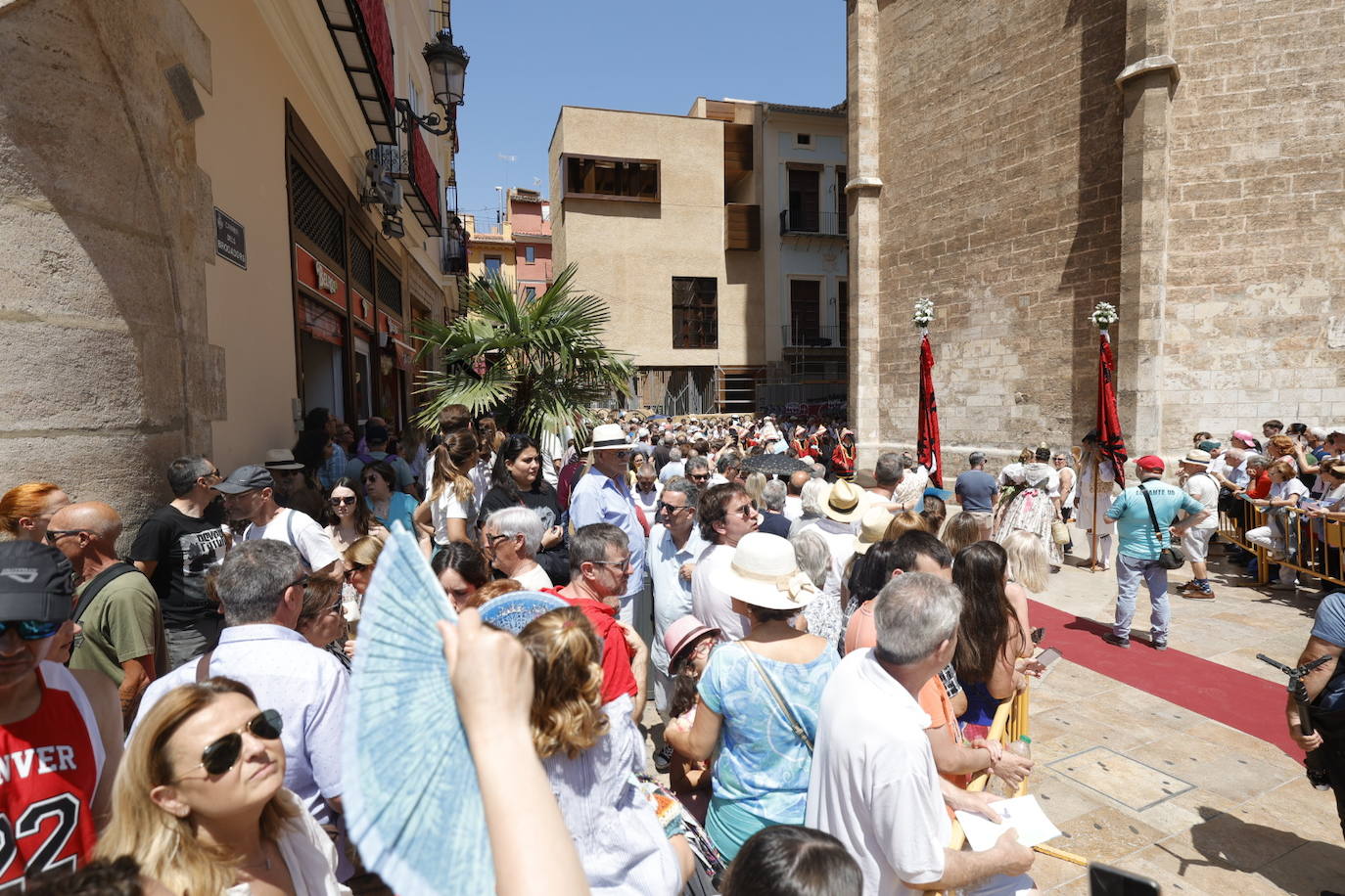 La Cabalgata del Convite llena Valencia de danza, música y color