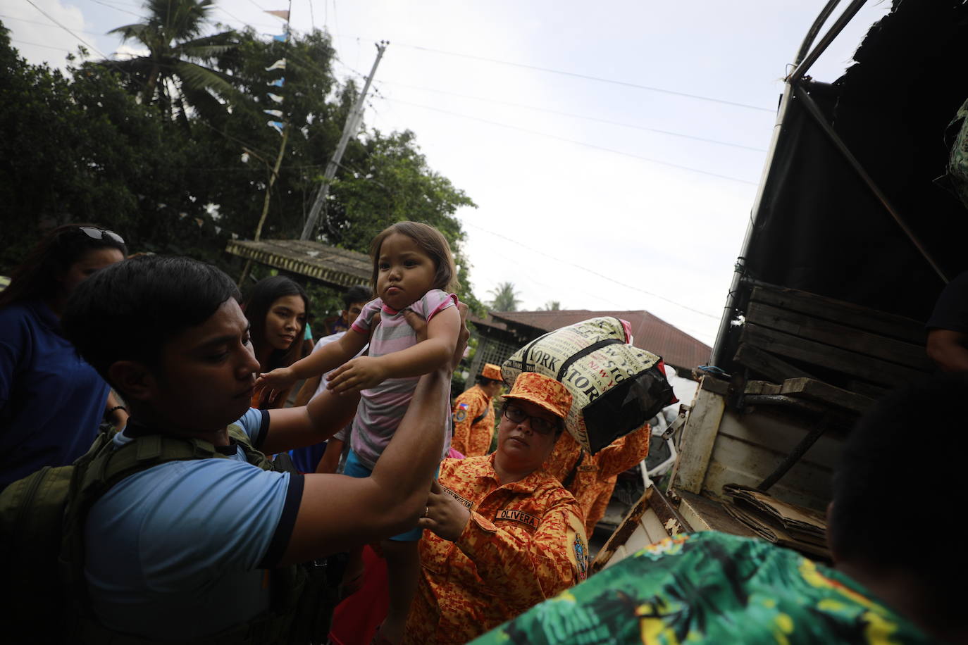 Terror por la erupción del volcán Mayón