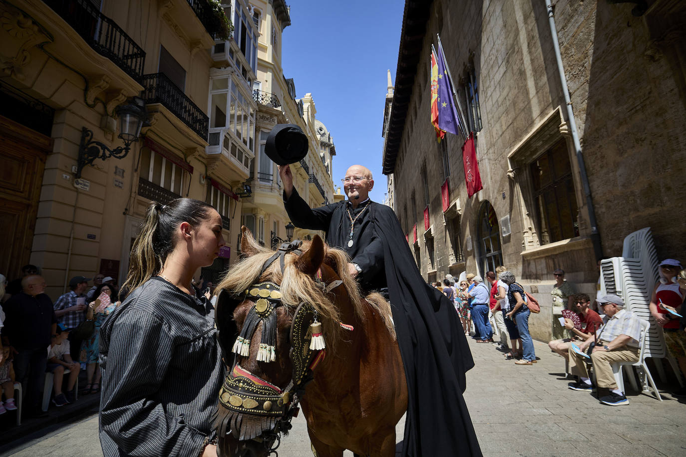 La Cabalgata del Convite llena Valencia de danza, música y color