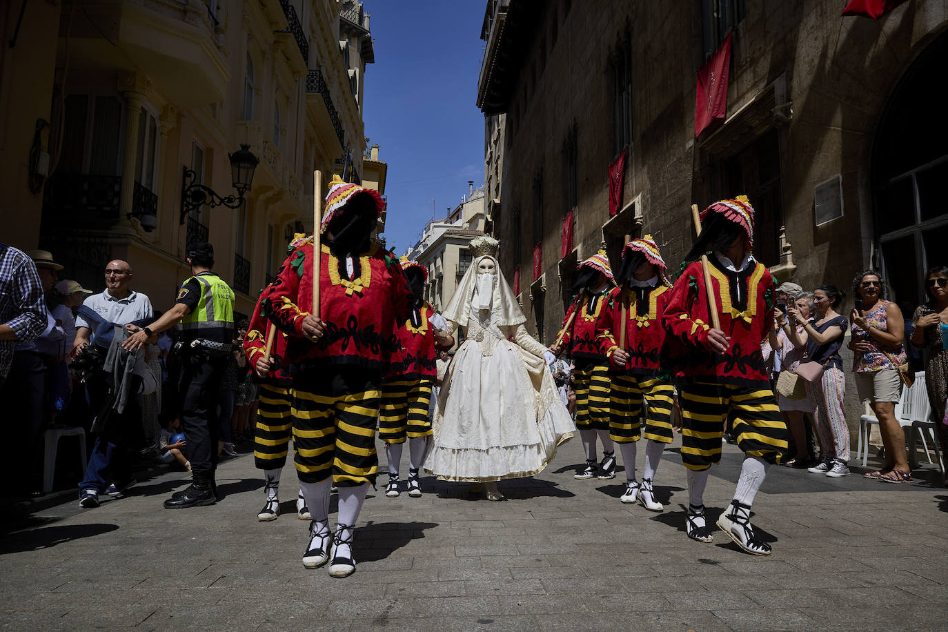 La Cabalgata del Convite llena Valencia de danza, música y color