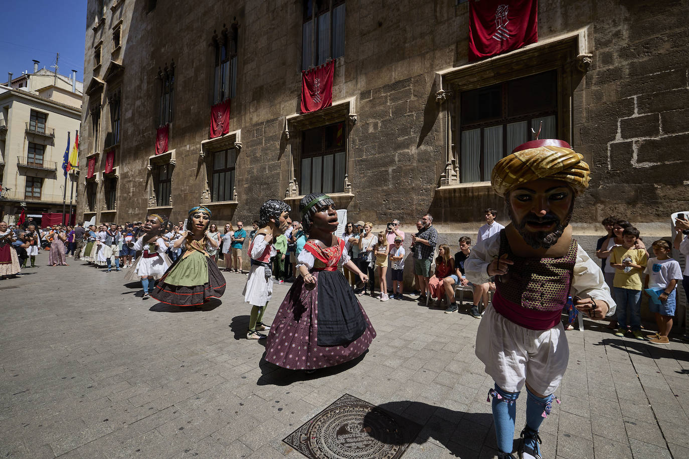 La Cabalgata del Convite llena Valencia de danza, música y color