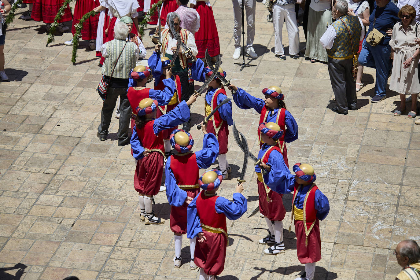 La Cabalgata del Convite llena Valencia de danza, música y color