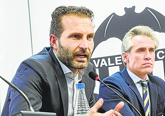 Rubén Baraja, con Miguel Ángel Corona a su izquierda.