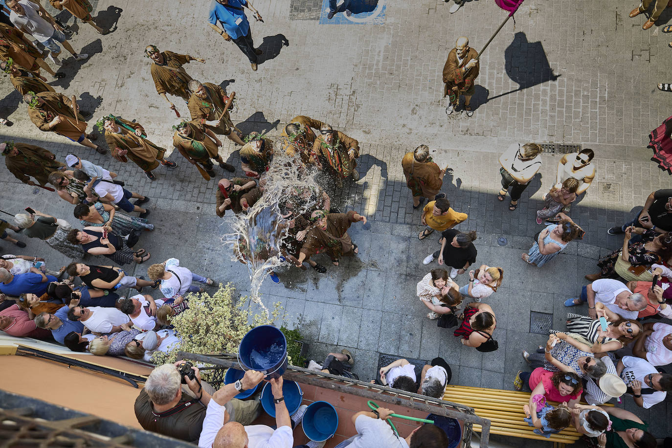 La Cabalgata del Convite llena Valencia de danza, música y color