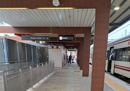 Agentes de la Policía Local de El Puig, junto a uno de los heridos tendido en el andén de la estación.