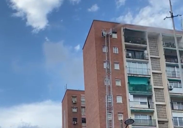 La escalera de bomberos, extendida hasta la décima planta del edificio.