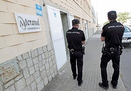 Agentes de la Policía Nacional, de espaldas, en una imagen de archivo.