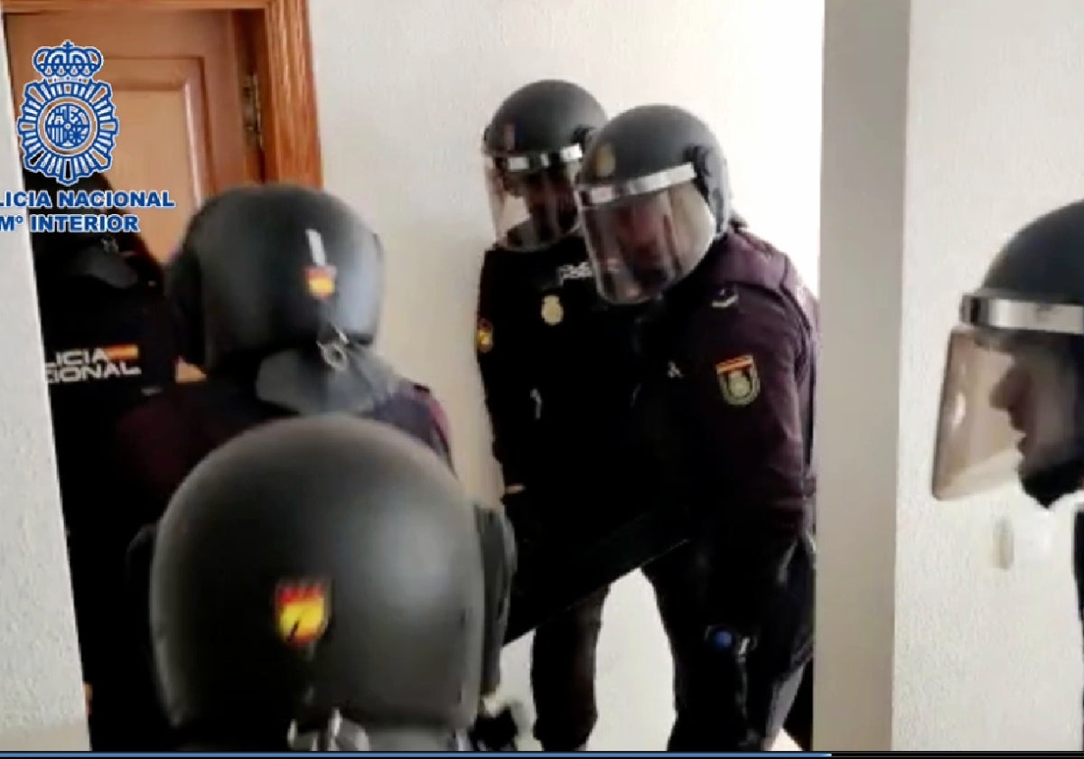 Agentes de la Policía Nacional, durante la redada antidroga.