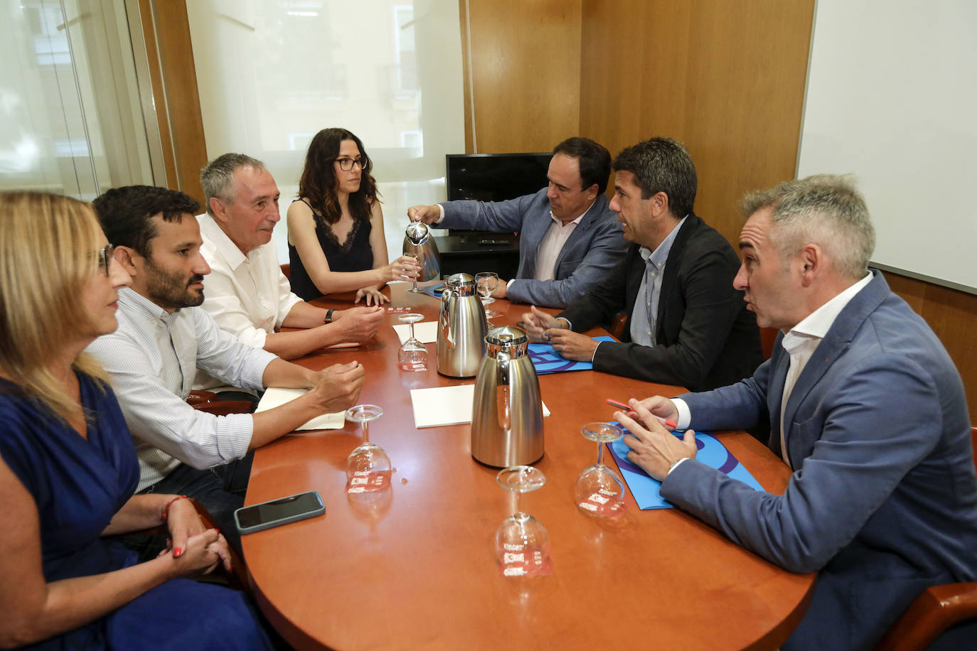 Fotos | Mazón se reúne con Compromís en la ronda de contactos para la investidura