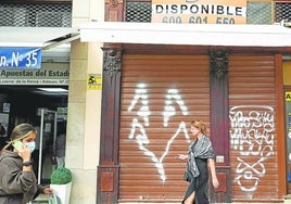 Comercios tradicionales en la plaza de la Reina.