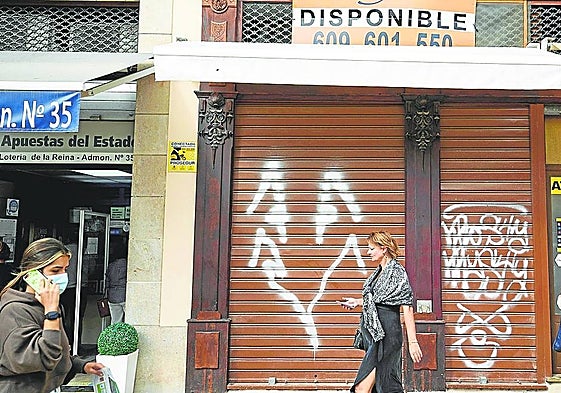 Comercios tradicionales en la plaza de la Reina.