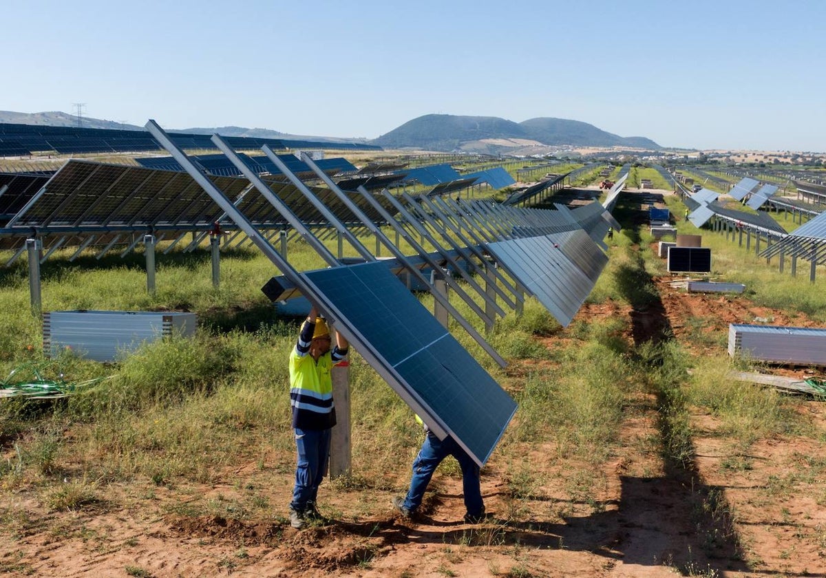 Operarios en construcción de una planta de Statkraft en Cádiz.