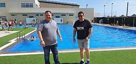El concejal de Servicios Municipales y el alcalde de Sueca en la piscina.