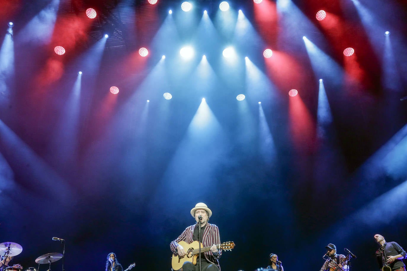 Joaquín Sabina desafía a la lluvia en su concierto en Valencia y celebra «estar vivo»