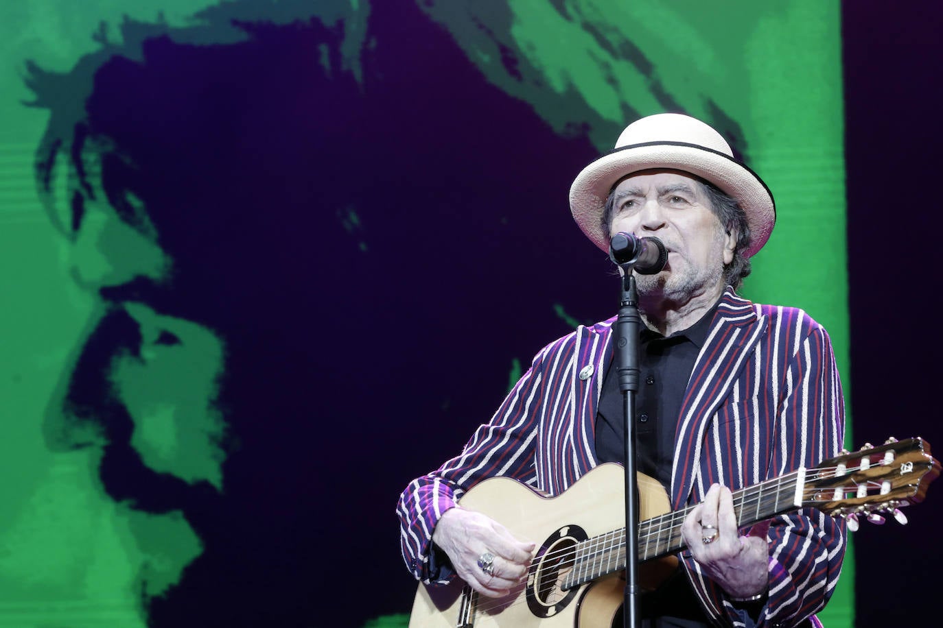Joaquín Sabina desafía a la lluvia en su concierto en Valencia y celebra «estar vivo»