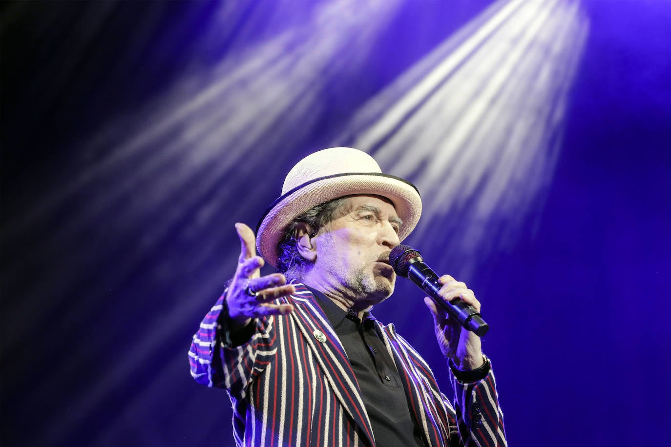 Joaquín Sabina desafía a la lluvia en su concierto en Valencia y celebra «estar vivo»