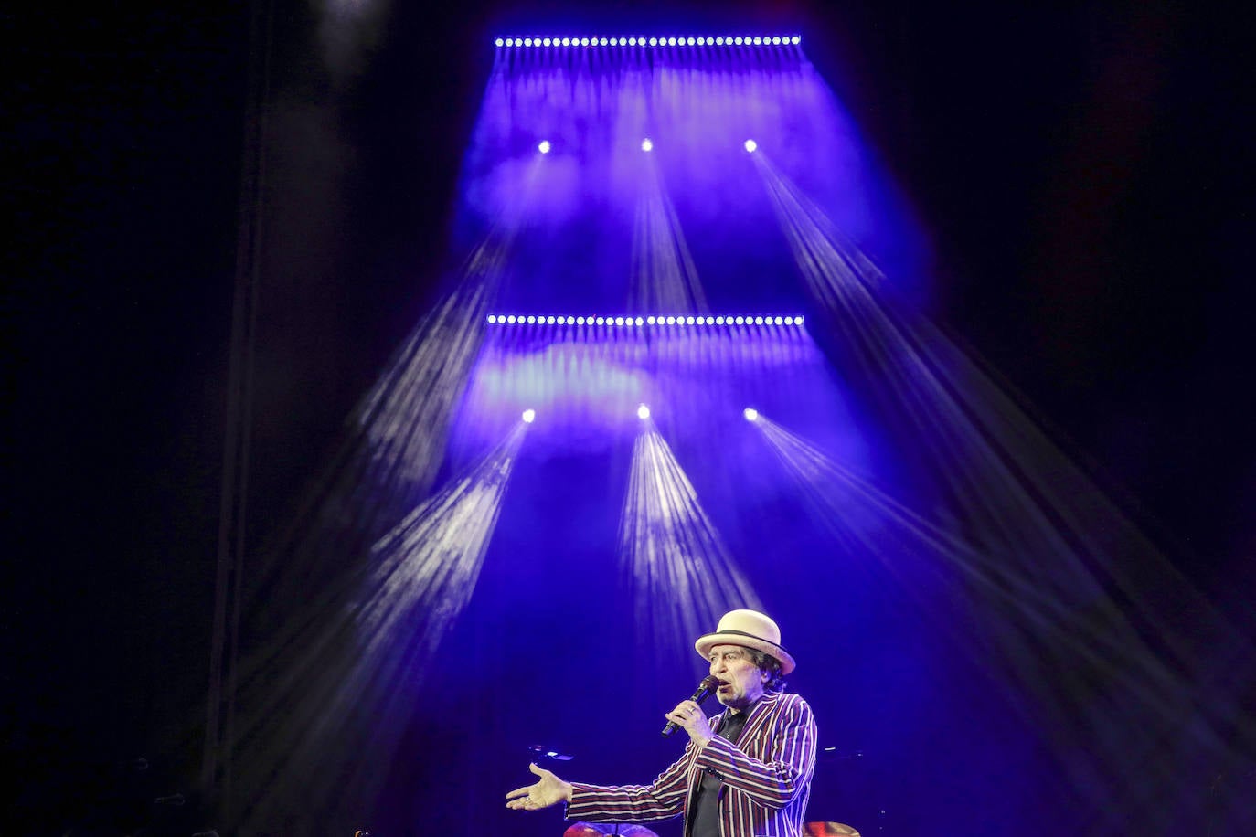 Joaquín Sabina desafía a la lluvia en su concierto en Valencia y celebra «estar vivo»