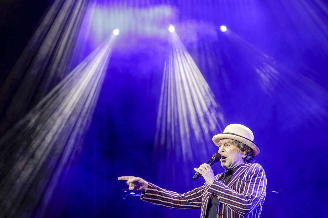 Joaquín Sabina desafía a la lluvia en su concierto en Valencia y celebra «estar vivo»